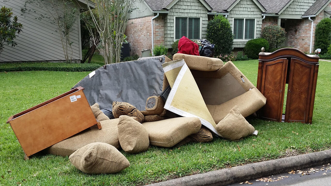Junk Removal, Appliance, Furniture, Treadmill, TV, Refrigerator, Mattress, Boxspring in Tacoma, Lakewood, Spanaway, Graham, Orting, Bonney Lake, Tahaleh, Sumner, Puyallup, South Hill, Federal Way, Auburn, Edgewood, Milton, Parkland, Fife